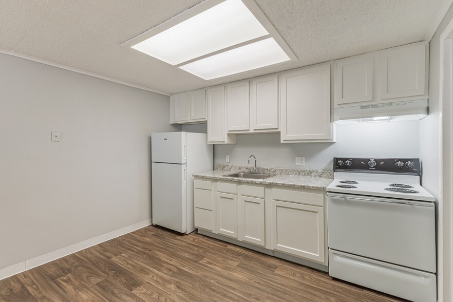 33230 Ryan Dr, Leesburg, FL à vendre - Photo du bâtiment - Image 2 de 6