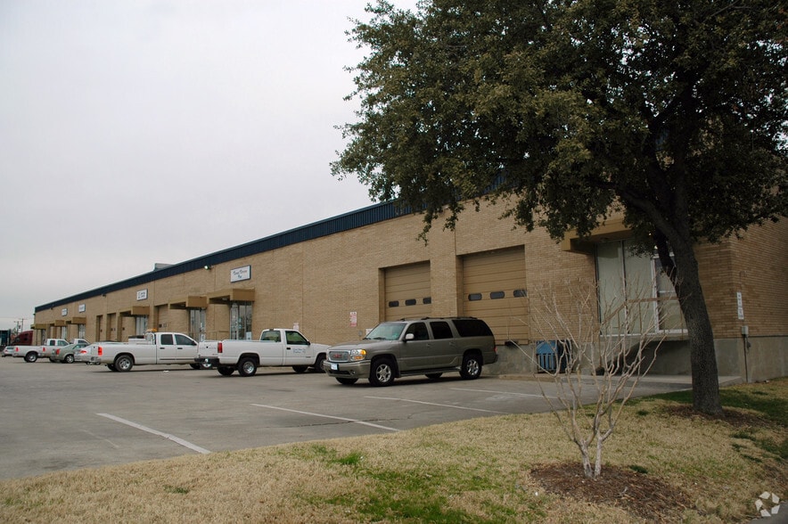 3511-3539 Irving Blvd, Dallas, TX for lease - Building Photo - Image 2 of 12