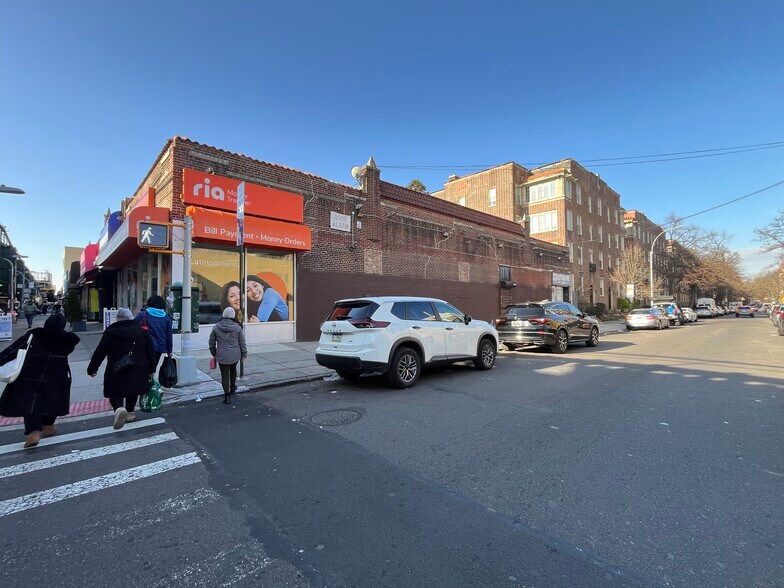 8401-8429 Roosevelt Ave, Jackson Heights, NY à vendre - Photo du bâtiment - Image 3 de 10