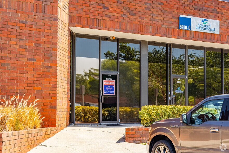 5802 Breckenridge Pky, Tampa, FL à louer - Photo du bâtiment - Image 2 de 24