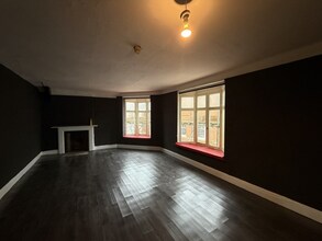 4 Cross St, Barnstaple à louer Photo intérieure- Image 1 de 3