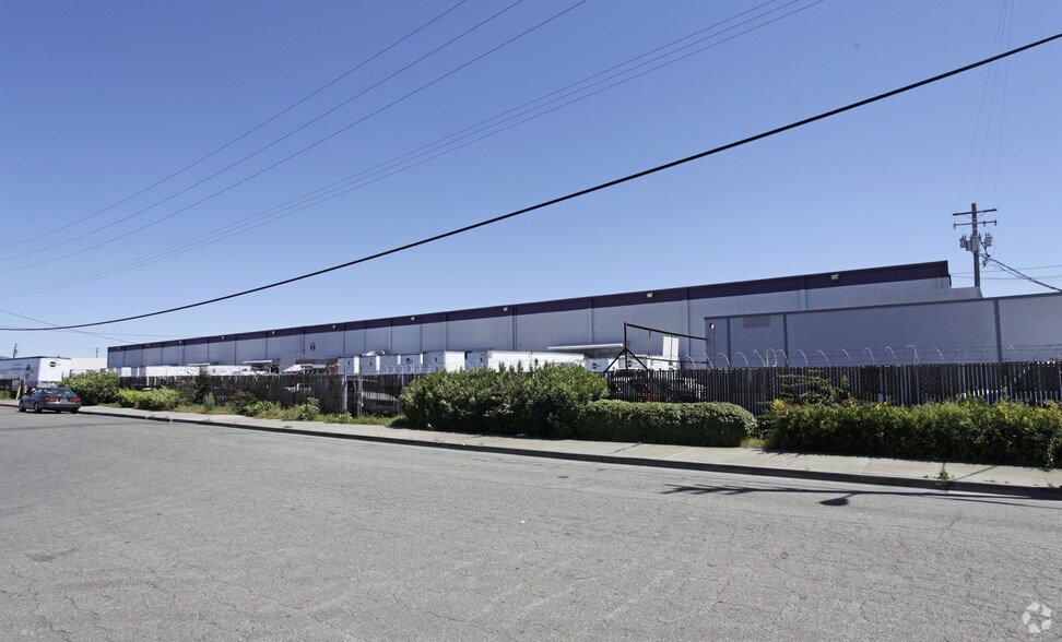 2054-2070 Burroughs Ave, San Leandro, CA à louer - Photo du bâtiment - Image 1 de 10