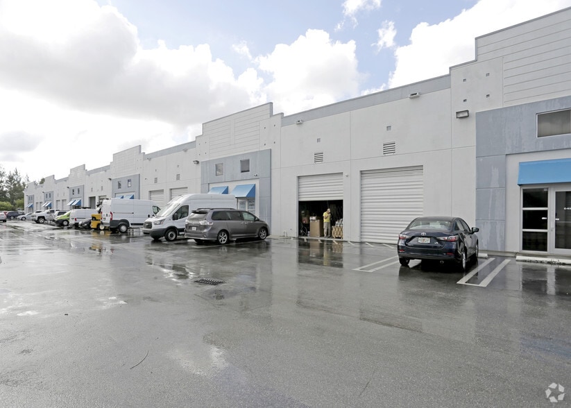 2365 NW 70th Ave, Miami, FL for lease - Building Photo - Image 1 of 18