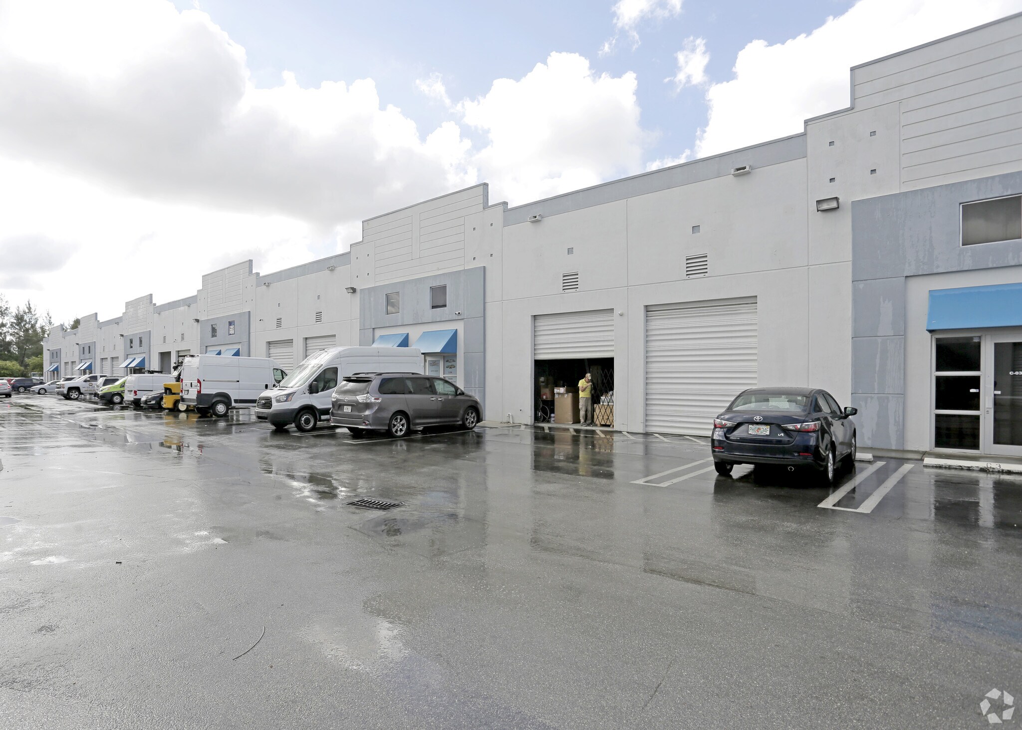 2365 NW 70th Ave, Miami, FL for lease Building Photo- Image 1 of 19