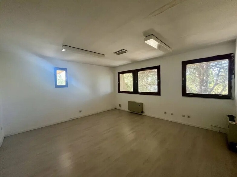 Office in Arles for lease - Interior Photo - Image 1 of 5