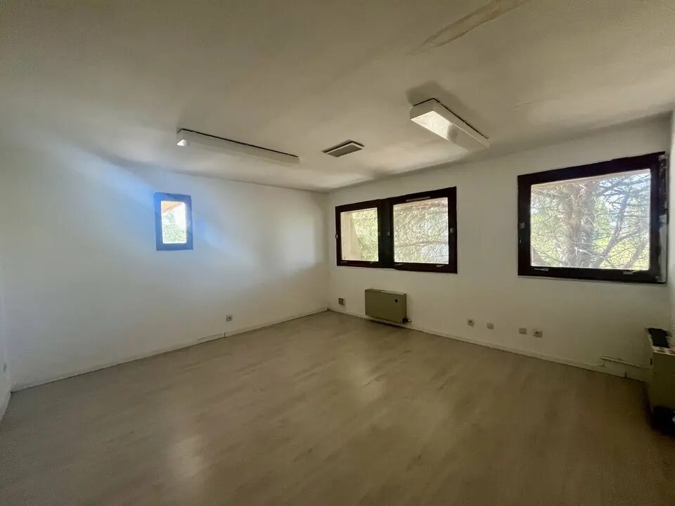 Office in Arles for lease Interior Photo- Image 1 of 6