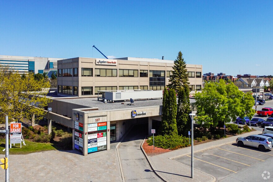 117 Centrepointe Dr, Ottawa, ON à louer - Photo du bâtiment - Image 3 de 8