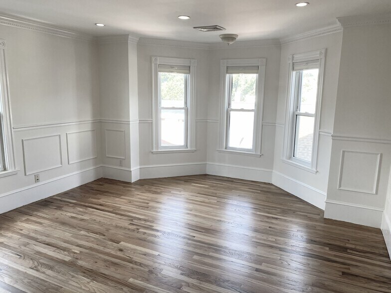 8 White Ave, Chestnut Hill, MA à vendre - Photo du bâtiment - Image 3 de 26
