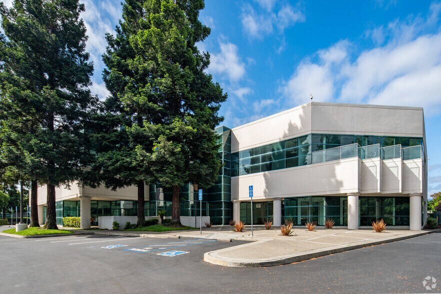 701 E Middlefield Rd, Mountain View, CA à louer - Photo du bâtiment - Image 1 de 21