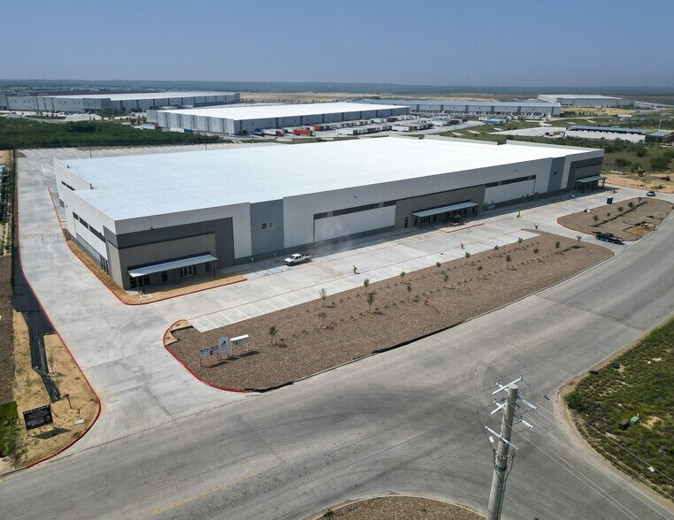 1105 Beltway Pky, Laredo, TX à louer - Photo du bâtiment - Image 1 de 5