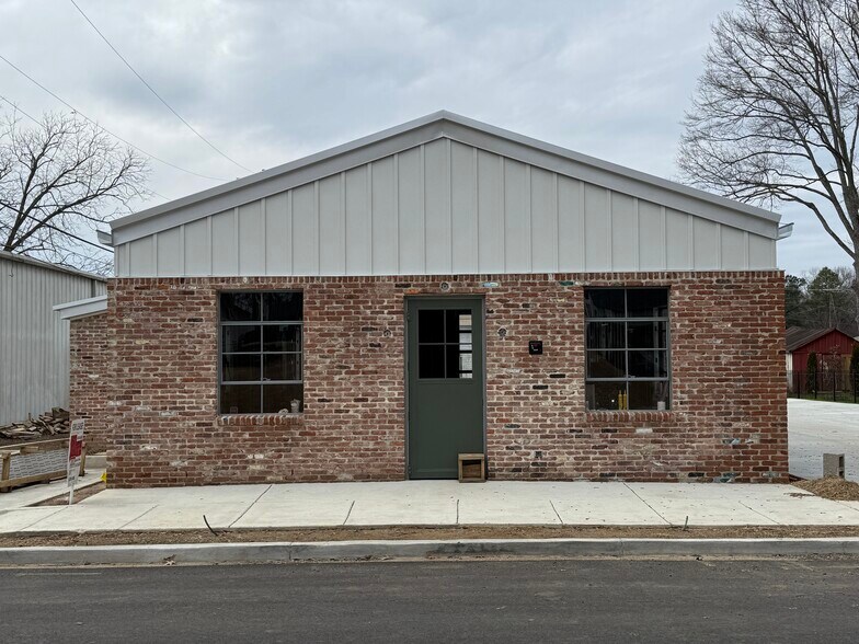 2425 East St, Hernando, MS à louer - Photo du bâtiment - Image 1 de 8