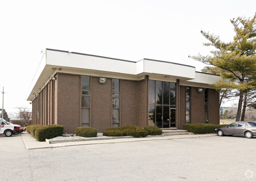 23999 W 10 Mile Rd, Southfield, MI à vendre - Photo du bâtiment - Image 3 de 9