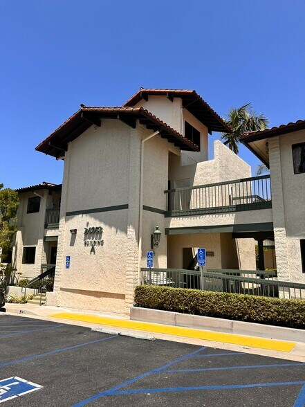 24953 Paseo De Valencia, Laguna Hills, CA à louer - Photo du bâtiment - Image 2 de 9