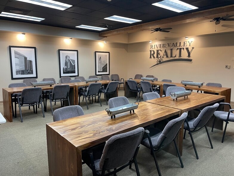 800 E Main St, Russellville, AR for lease - Interior Photo - Image 2 of 25