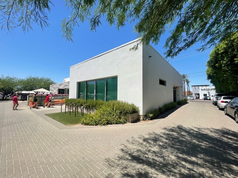 3802 E Indian School Rd, Phoenix, AZ for lease - Building Photo - Image 1 of 6