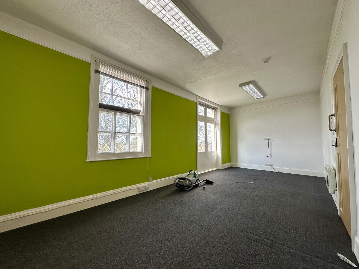 School Gdns, Shrewsbury for lease Interior Photo- Image 1 of 2