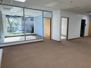 28358 Constellation Rd, Valencia, CA à louer Hall d’entrée- Image 2 de 19