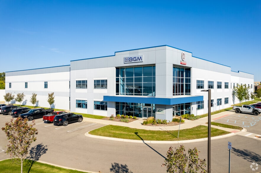 815 N Opdyke Rd, Auburn Hills, MI for lease - Building Photo - Image 2 of 8