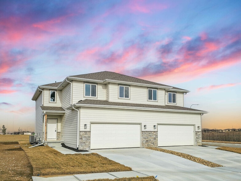 12002-122006 Edgewater Dr, Papillion, NE for sale - Primary Photo - Image 1 of 3