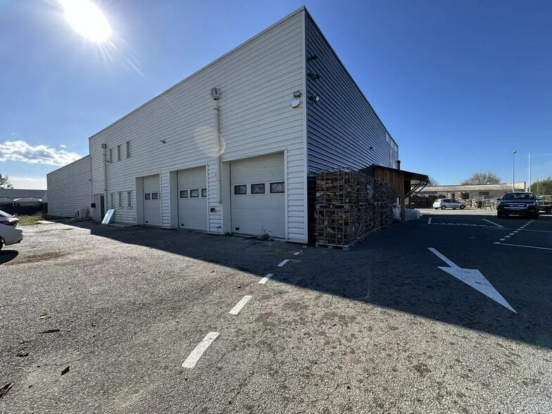 Flex in Pertuis for lease - Building Photo - Image 1 of 12