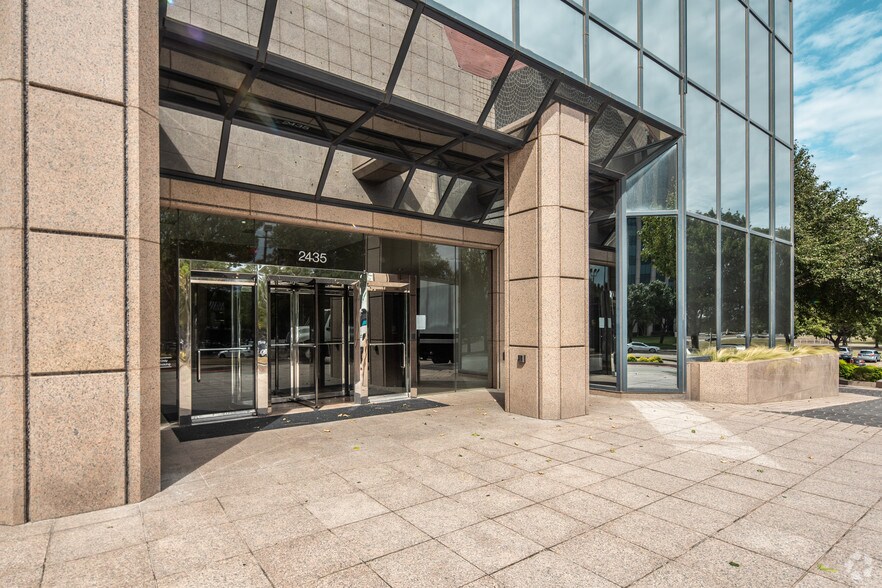 2435 N Central Expy, Richardson, TX à louer - Photo du bâtiment - Image 2 de 14