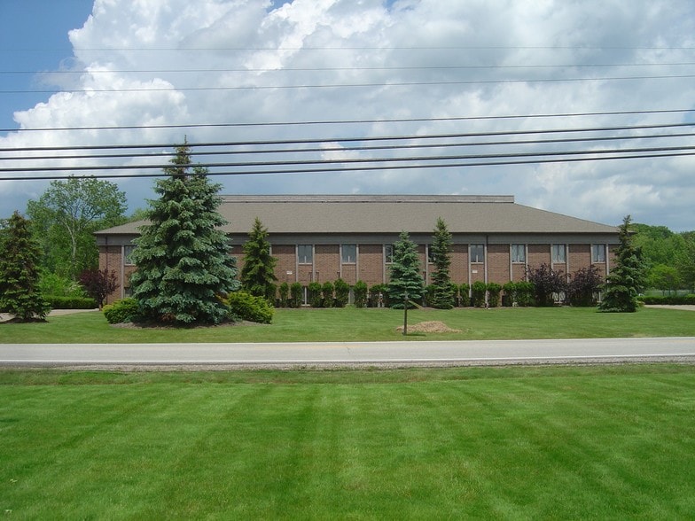 30505 Bainbridge Rd, Solon, OH à louer - Photo du bâtiment - Image 2 de 5