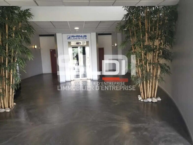 Office in Vaulx-Milieu for lease - Building Photo - Image 1 of 7