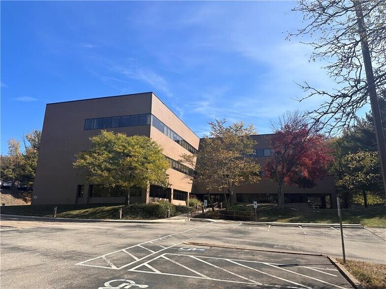 800 Regis Ave, Pittsburgh, PA à louer - Photo du bâtiment - Image 2 de 20