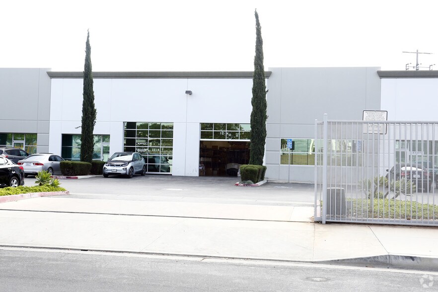 7500-7536 Tyrone Ave, Van Nuys, CA à louer - Photo du bâtiment - Image 3 de 9