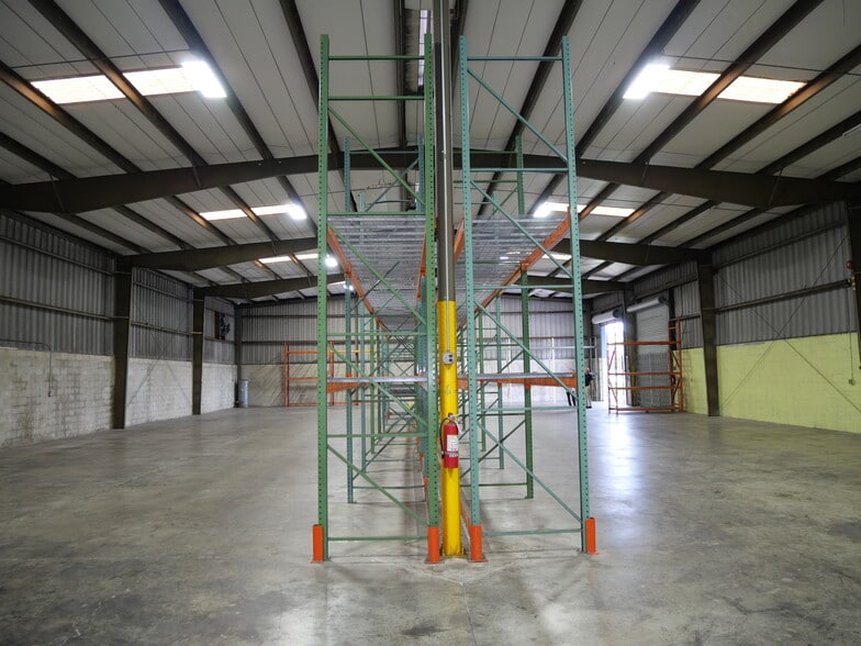 4007 N 56th St, Tampa, FL for lease - Building Photo - Image 2 of 4