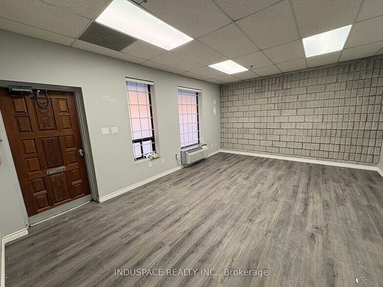 1585 Britannia Rd E, Mississauga, ON à louer - Photo du bâtiment - Image 3 de 5