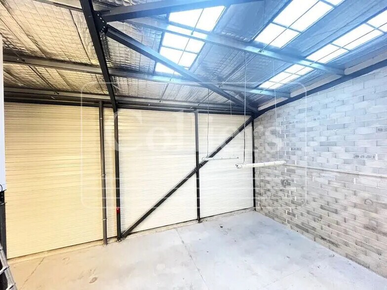 Flex in Gémenos for lease - Interior Photo - Image 2 of 5