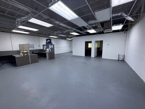 3711 NW 36th St, Miami, FL for lease Interior Photo- Image 2 of 4
