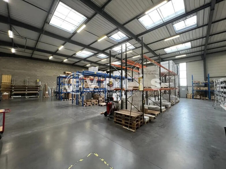 Flex in Saint-Priest for lease - Interior Photo - Image 3 of 20