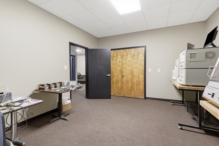 6614 Lincoln Ave, Lockport, NY for sale - Interior Photo - Image 3 of 31