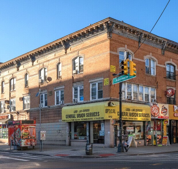 958, 962, 964, 968 & 972 Flatbush Avenue portefeuille de 4 propriétés à vendre sur LoopNet.ca - Photo du bâtiment - Image 2 de 6