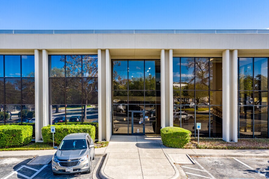 4241 Woodcock Dr, San Antonio, TX à vendre - Photo du bâtiment - Image 2 de 3