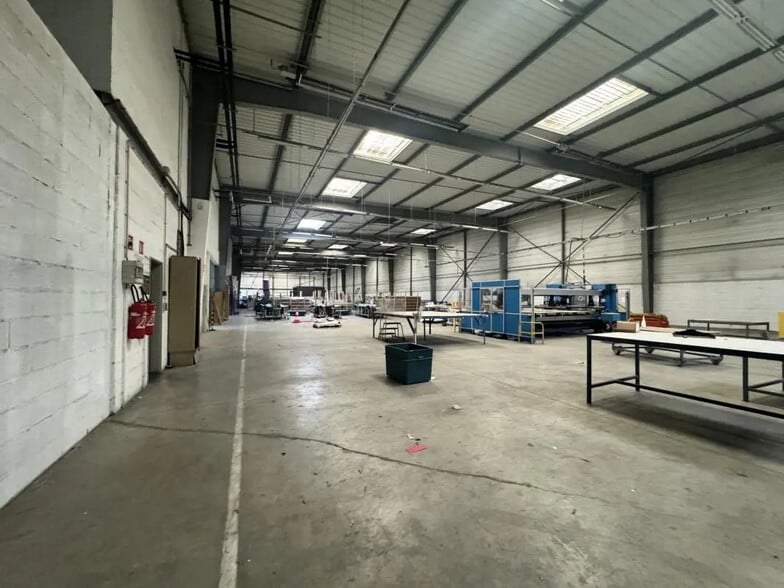 Office in La Courneuve for lease - Building Photo - Image 2 of 12