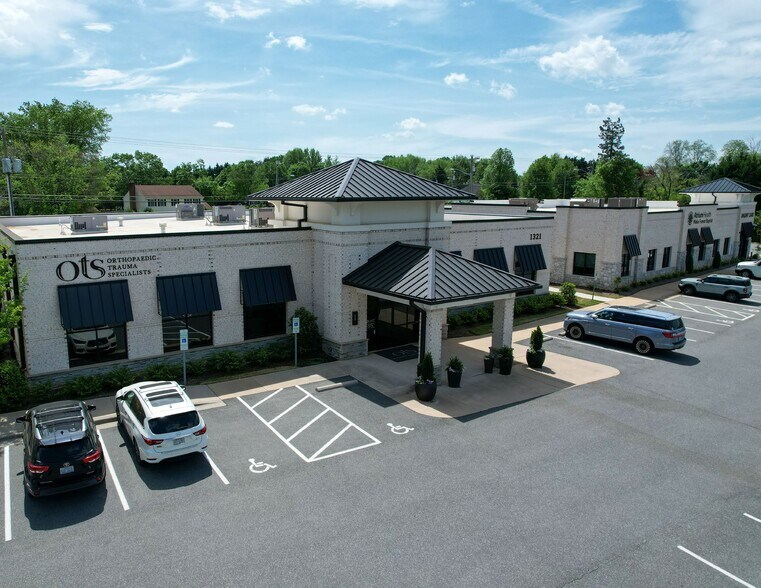 5601 Pinehaven Dr, Greensboro, NC à louer - Photo du bâtiment - Image 2 de 6