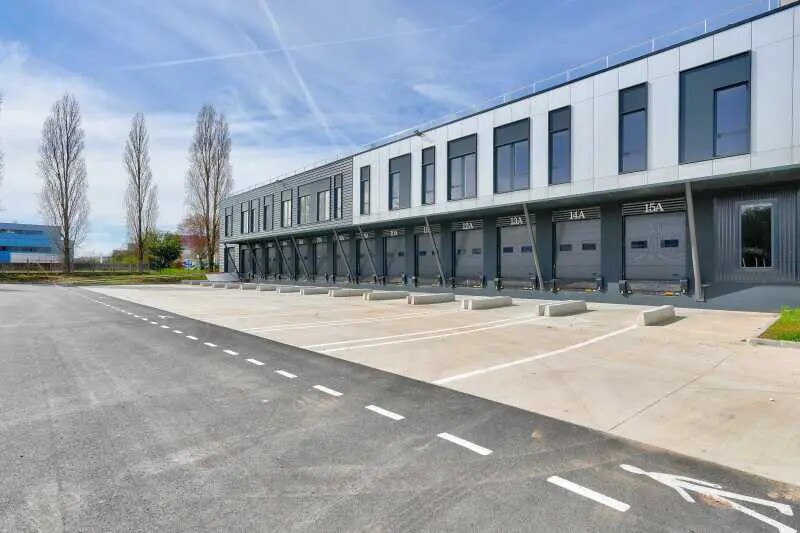 10 Avenue Des Frères Lumière, Trappes à louer Photo du bâtiment- Image 1 de 11