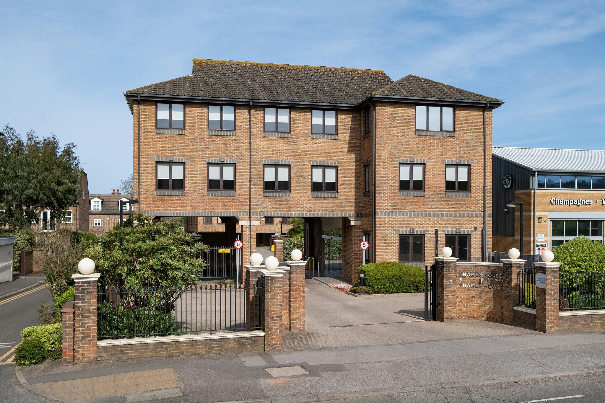Portsmouth Rd, Esher à louer Photo du bâtiment- Image 1 de 10