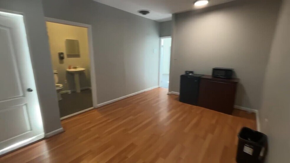 1004 Reisterstown Rd, Pikesville, MD à louer - Vidéo sur l’inscription commerciale - Image 2 de 11