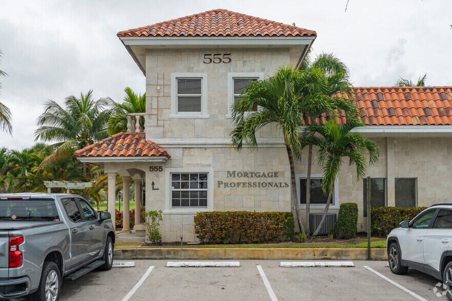 555 S Pompano Pky, Pompano Beach, FL à louer - Photo du bâtiment - Image 3 de 7