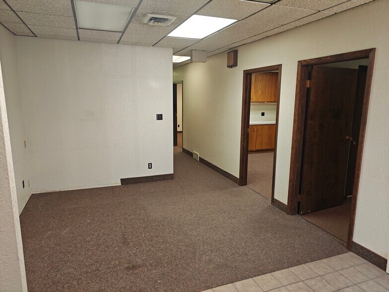 208 E 1st St, McCook, NE à vendre - Photo du bâtiment - Image 3 de 30
