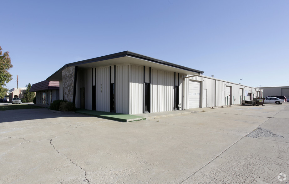 9920 E 55th Pl, Tulsa, OK for lease - Primary Photo - Image 1 of 3