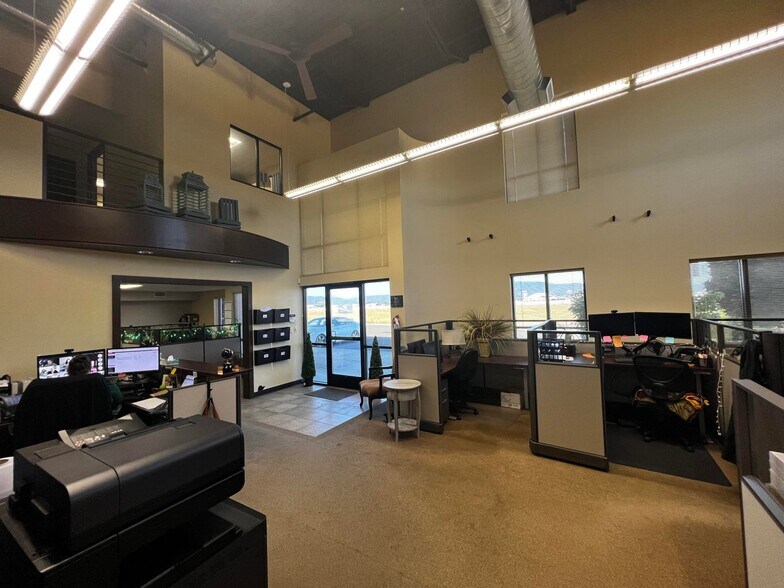 2021 Commerce Dr, Medford, OR à vendre - Photo intérieure - Image 2 de 11