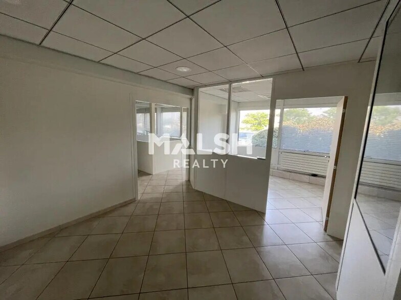 Office in Taluyers for lease - Interior Photo - Image 2 of 7