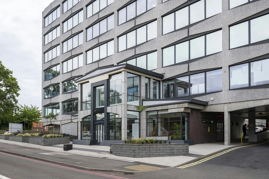 Blenheim Ct, Solihull à louer - Photo du bâtiment - Image 2 de 10