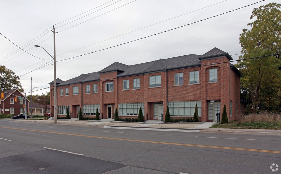 400 Dundas St E, Whitby, ON for lease - Building Photo - Image 2 of 4