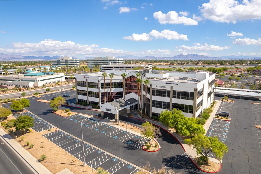 2650 N Tenaya Way, Las Vegas, NV à louer - Photo du bâtiment - Image 2 de 10